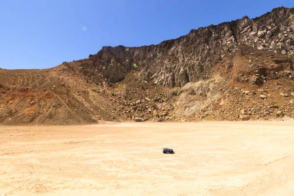 Gunung Inerie volkanik krater, Flores, Endonezya