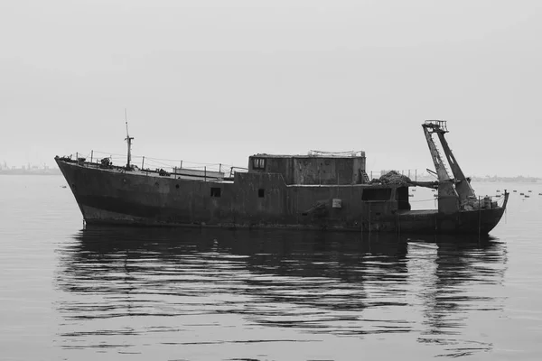 Navio abandonado flutuando no mar perto de Swakopmund Namíbia — Fotografia de Stock