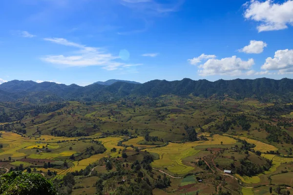 Kalaw'dan Myanmar'daki Inle Gölü'ne yürüyüş yaparken görülen Kalaw dağlık larının renkli yuvarlanan tepelerinin nefes kesen manzarası
