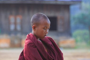 Kalaw Highlands, Myanmar, Kasım 20 2018-Dawn bir çocuk Budist manastırda. Altı yaşın altındaki çocuklar genellikle Myanmar 'da bir manastırda vakit geçirdi.