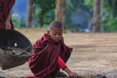 Kalaw Highlands, Myanmar, Kasım 20 2018-Dawn bir çocuk Budist manastırda. Altı yaşın altındaki çocuklar genellikle Myanmar 'da bir manastırda vakit geçirdi.