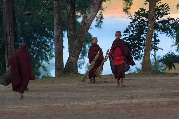 Kalaw Highlands, Myanmar, Kasım 20 2018-Dawn bir çocuk Budist manastırda. Altı yaşın altındaki çocuklar genellikle Myanmar 'da bir manastırda vakit geçirdi.