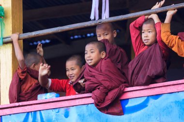 Kalaw Highlands, Myanmar, Kasım 20 2018-Dawn bir çocuk Budist manastırda. Altı yaşın altındaki çocuklar genellikle Myanmar 'da bir manastırda vakit geçirdi.