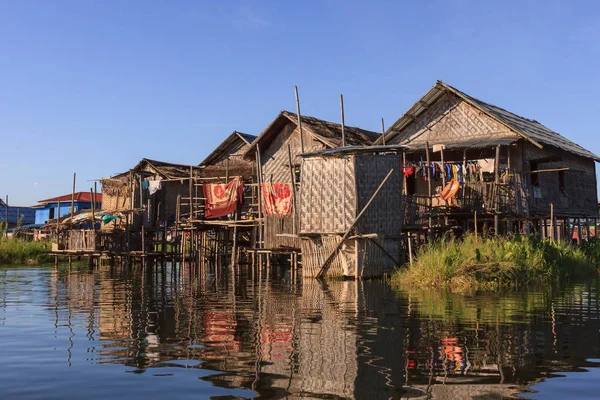 Lago Inle, Myanmar, 20 de noviembre de 2019 - Pueblos flotantes se encuentran en todo el lago Inle ubicado en Myanmar — Foto de Stock