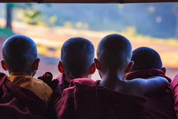 Kalaw υψίπεδα, Μιανμάρ, Νοέμβριος 20 2018-αυγή σε ένα παιδικό βουδιστικό μοναστήρι. Τα παιδιά στην ηλικία των έξι ετών συνήθως περνούσαν χρόνο σε μοναστήρι στη Μυανμάρ. — Φωτογραφία Αρχείου