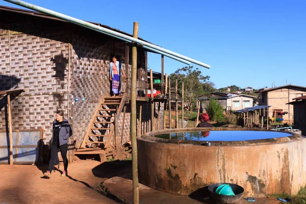 Kalaw Highlands, Myanmar-Kasım 18 2019: turistlere Kalaw ve Inle Lake, Myanmar çevresindeki dağlık bölgelerde trekking için yerel bir köyde uyumak için bir yer.