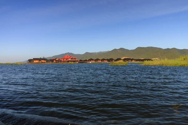 Satele plutitoare se găsesc peste tot în Lacul Inle, situat în Myanmar. — Fotografie, imagine de stoc