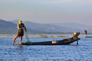 Inle Lake, Myanmar, Kasım 20 2018-Inle Lake sularında ağları kontrol çalışan otantik balıkçılar.