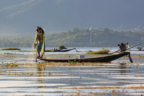 Inle Lake, Myanmar, Kasım 20 2018-Inle Lake sularında ağları kontrol çalışan otantik balıkçılar.