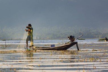 Inle Lake, Myanmar, Kasım 20 2018-Inle Lake sularında ağları kontrol çalışan otantik balıkçılar.