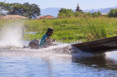 Inle Lake, Myanmar, Kasım 20 2018: Le Gölü 'nün yüzen köylerinin etrafındaki tek ulaşım aracı tekneyle.