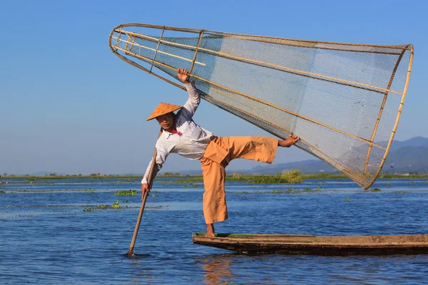 Inle Lake, Myanmar, Kasım 20 2018-balıkçı turistler için giyinmiş, yerel balıkçılar artık bu gibi elbise veya balık yok