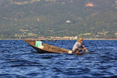 Inle Lake, Myanmar, Kasım 20 2018-Inle Lake sularında ağları kontrol çalışan otantik balıkçılar.