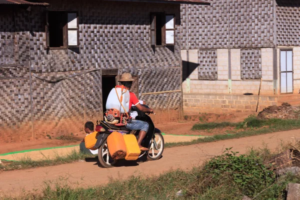 Kalaw Highlands, Myanmar-Kasım 18 2019: yerel köylüler Kalaw ve Inle Gölü çevresindeki yaylalarda bir köy üzerinden motosiklet sürüş, Myanmar.