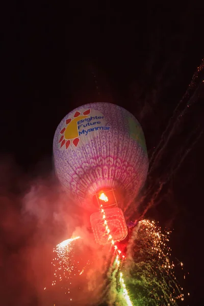 Taunngyi, Myanmar, Kasım 23 2018-Taunggyi sıcak hava balon Festivali 4 günlük festival Kasım ayında yıllık kutladı. On binlerce her yıl toplanır.