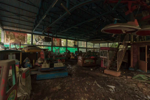 Creepy abandonado parque de atracciones en Yangon, anteriormente conocido como Rangún, Myanmar — Foto de Stock