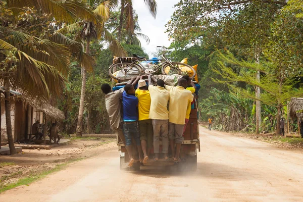 Zanzibar, Tanzanya, 26 Mart 2015 - Zanzibar'da yerel otobüs kalabalık olabilir