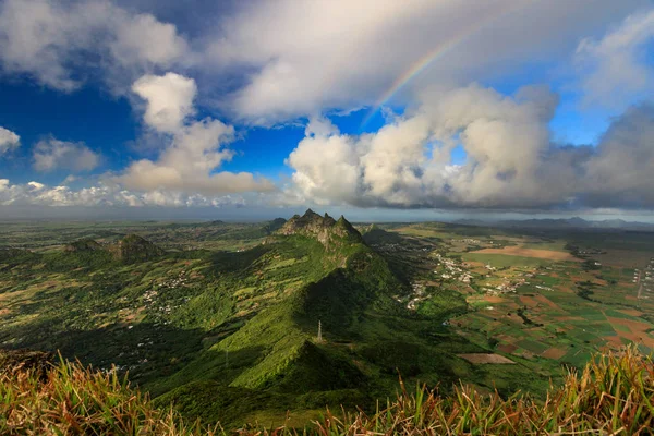 Le Pouce, Mauritius'tan görülen gökkuşağı