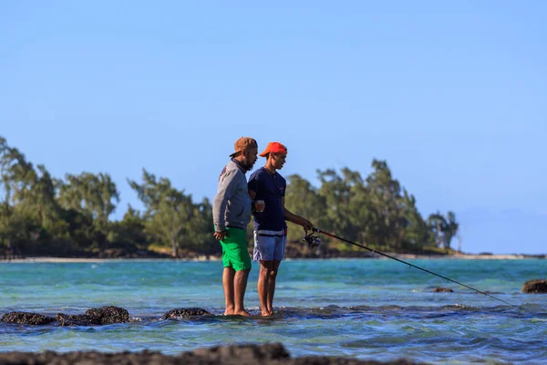 Ile aux Cerfs Island, Mauritius, 6 juli 2017 - Turistler balıkçılık