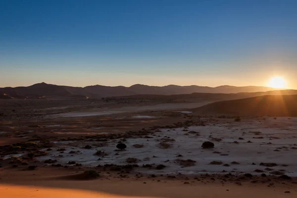 Aube au-dessus de Sossusvlei, dans le désert du Namib, Namibie — Photo