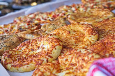 Sebzeli et ve sosis arka plan hazır pizza. Yaz tatili ve doğada yiyecek. Stok fotoğraf