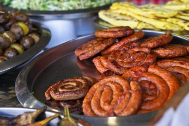 Sebze arka plan üzerinde lezzetli bir kabuk ile ızgara sosis ızgara üzerinde. Yaz tatili ve doğada yiyecek. Stok fotoğraf