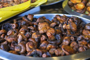 Kızarmış sebze mantar ızgara sebze arka plan üzerinde lezzetli bir kabuk ile. Yaz tatili ve doğada yiyecek. Stok fotoğraf