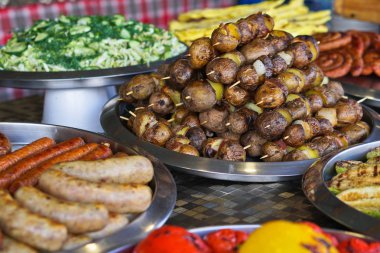 Izgara, kızartma patates, sebze, salata, soslar, aperatifler ve limonata ızgara yemek masası. Stok fotoğraf