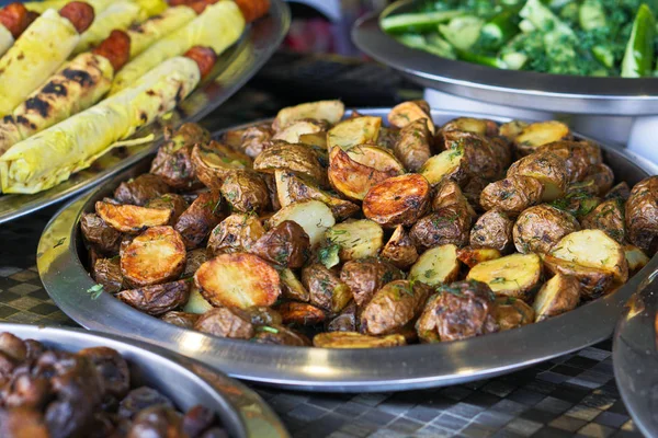 Mesa Jantar Com Churrasqueira Batatas Assadas Legumes Saladas Molhos Lanches — Fotografia de Stock