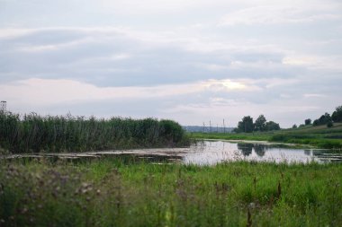Çok güzel bir sabah, yatay, bir güzel nehir ve göl. Renkli görünümü ile çarpıcı bir gökyüzü. Tasarımı için hazır fotoğraflar