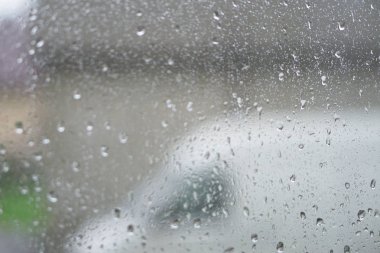 Yağmurlu, sonbahar hava pencerenin dışında. Arka plan bulanık cam üstünde su damlaları. Romantik pis tema. Tasarım için stok fotoğraf