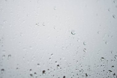 Yağmurlu, sonbahar hava pencerenin dışında. Arka plan bulanık cam üstünde su damlaları. Romantik pis tema. Tasarım için stok fotoğraf