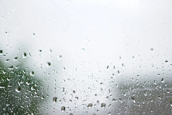 窓の外の雨 秋の天気 背景をぼかした写真のガラスの水の低下 ロマンチックな汚いトピック デザインのストック フォト — ストック写真