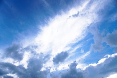 Güzel beyaz ve gri bulutlar mavi gökyüzü. Yaz ve sonbahar günü atmosferine uçaktan bir manzaralı. Tasarım için stok fotoğraf