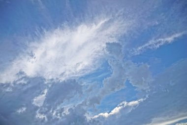 Güzel beyaz ve gri bulutlar mavi gökyüzü. Yaz ve sonbahar günü atmosferine uçaktan bir manzaralı. Tasarım için stok fotoğraf