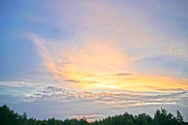 Όμορφη Λευκή Και Γκρι Σύννεφα Ενάντια Στον Γαλάζιο Ουρανό Καλοκαίρι — Φωτογραφία Αρχείου