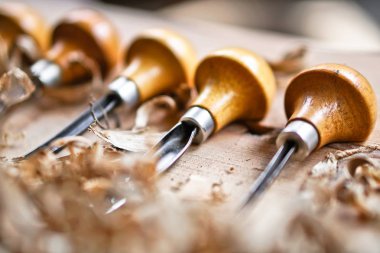 Ağaç işleme ve el sanatları araçları. Marangozluk el aletleri. Planya, keski, ölçüm aletleri. talaş sürü. Ahşap arka plan.