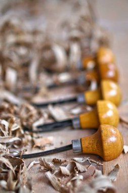 Ağaç işleme ve el sanatları araçları. Marangozluk el aletleri. Planya, keski, ölçüm aletleri. talaş sürü. Ahşap arka plan.