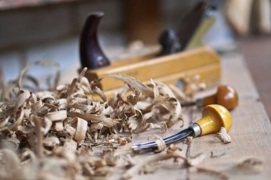 Ağaç işleme ve el sanatları araçları. Marangozluk el aletleri. Planya, keski, ölçüm aletleri. talaş sürü. Ahşap arka plan.