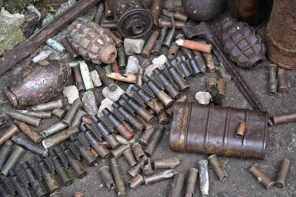 Militaire Achtergrond Met Patronen Van Granaten Gasdruktank Tape Zwarte Archeologie — Stockfoto