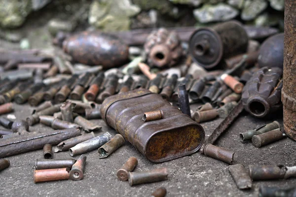 军事背景用手榴弹弹药盒和机枪磁带 黑色考古学 二战及其文物 苏联的伟大爱国战争 — 图库照片