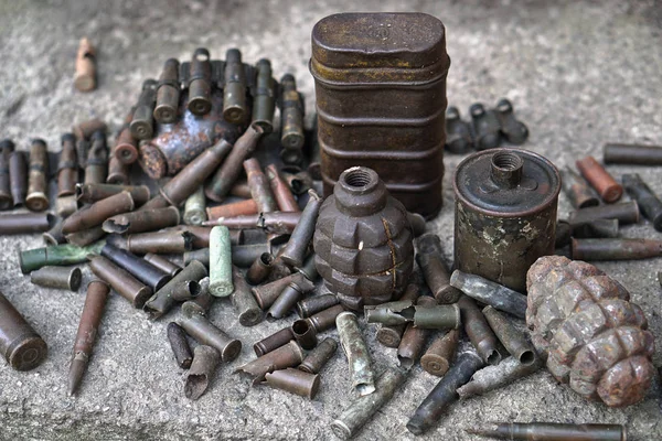 手榴弾とマシンガンのテープ カートリッジと軍の背景 黒の考古学 第二次世界大戦とそのアイテム ソ連の大祖国戦争 — ストック写真