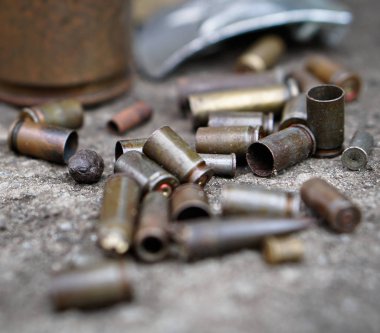 Bir beton yapı zemin üzerine silahından kollu. Askeri ve tasarım için avcılık konular. Terörizm ve banditry