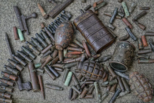 Katonai Háttér Gépfegyvert Szalag Gránátok Patronok Fekete Régészet Második Világháború — Stock Fotó