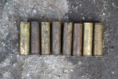 Bir beton yapı zemin üzerine silahından kollu. Askeri ve tasarım için avcılık konular. Terörizm ve banditry