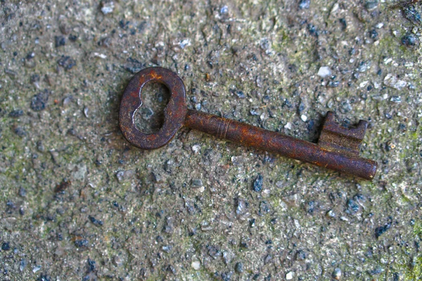 Ein Antiker Rostiger Metallschlüssel Auf Dem Betongrund Ein Romantisches Geheimnis — Stockfoto