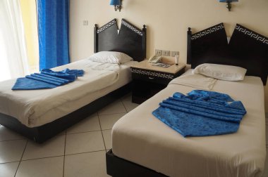 İki Yataklı Oda güzel basit. Zor bir günün ardından dinlenmek. Otel veya Pansiyon tesisi alanı olarak.