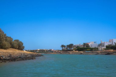 Güzel manzara ev ve otel Kızıldeniz ile kıyı şeridi. Mısır'daki turizm bölgesi. Hurghada ve kendi gelenekleri. Tasarım için stok fotoğraf