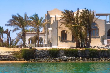 Güzel manzara ev ve otel Kızıldeniz ile kıyı şeridi. Mısır'daki turizm bölgesi. Hurghada ve kendi gelenekleri. Tasarım için stok fotoğraf