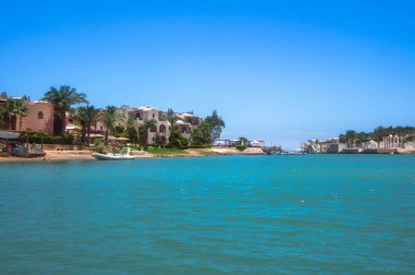 Güzel manzara ev ve otel Kızıldeniz ile kıyı şeridi. Mısır'daki turizm bölgesi. Hurghada ve kendi gelenekleri. Tasarım için stok fotoğraf